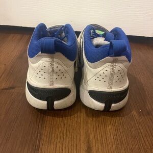 Nike Team Hustle Boys Sneakers – Size 7 (Big Kid)